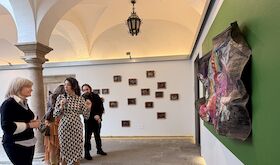 La Sala Santa Clara de Mrida acoge la Muestra Arkeologa de la moda de la artista extremea Carmen Palop La Sala Santa Clara de Mrida acoge la Muestra Arkeologa de la moda de la artista extremea Carmen Palop