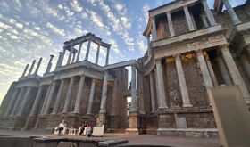 Teatro Romano de Mrida acoge encuentro literario con Juan Jos Mills y Juan Luis Arsuaga