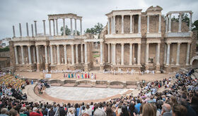 Ms de 600 alumnos de Mrida recrean la historia y evolucin del Teatro Romano