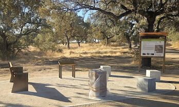 Dlmen de Lcara estrena nuevo mobiliario urbano y cuenta ya con mejor acceso tras obras