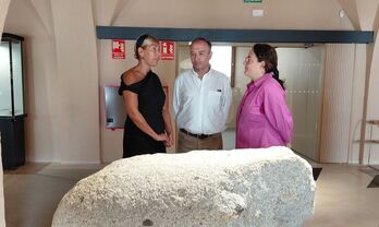 El Museo de Cceres expone el verraco geminado recuperado en el embalse de Valdecaas